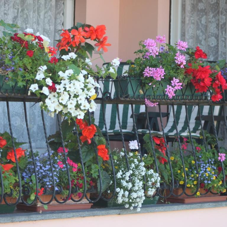 Balcone Fiorito - Camera Familiare con Vista Lago - 3