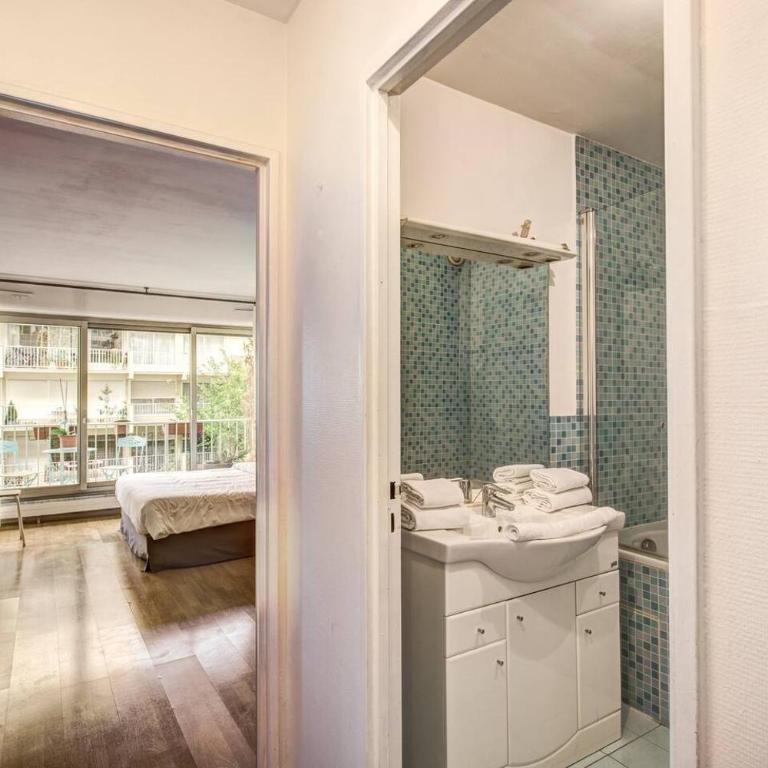 Rue Saint-Maur 1-Bed Studio Balcony and View - Appartement - 20