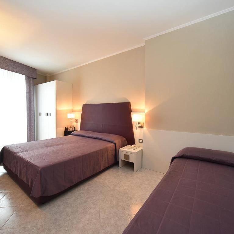 Hotel Anthony - Due Camere Comfort Comunicanti con Balcone e Vista Mare Laterale - 2
