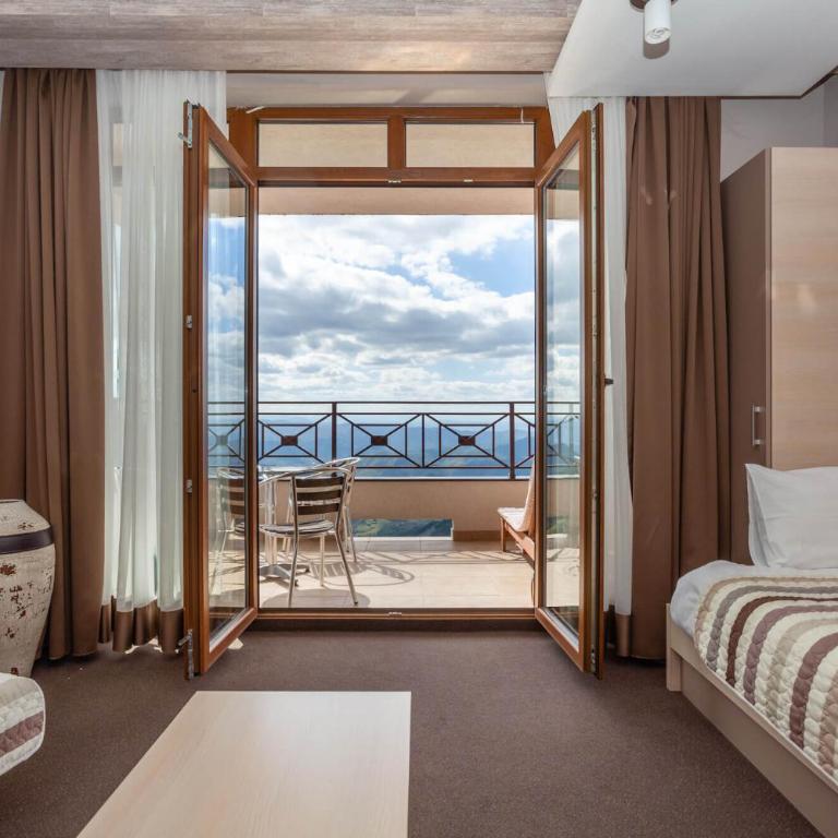 Milmari Resort & Spa Suites - King Suite with Balcony - 7