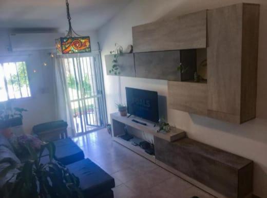Casa y departamento con pileta Aeropuerto Circunvalacion Kempes Quorum -cambio oficial- - Casa de 3 dormitorios - 5