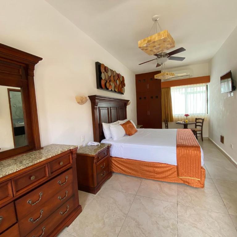 Hotel Las Golondrinas - Deluxe King Room - 25