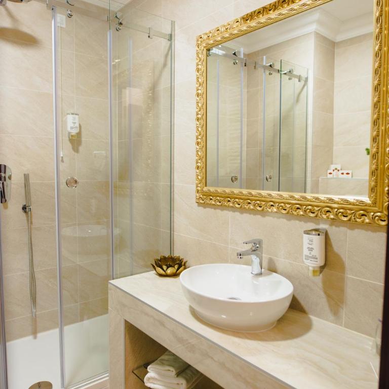 Hotel Integra Banja Luka - Standardna Dvokrevetna Soba s Bračnim Krevetom/Zasebnim Krevetima - 5