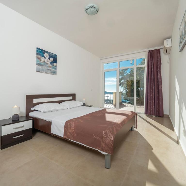 Berg Apartments - Two-Bedroom Apartment with Terrace and Sea View - 26