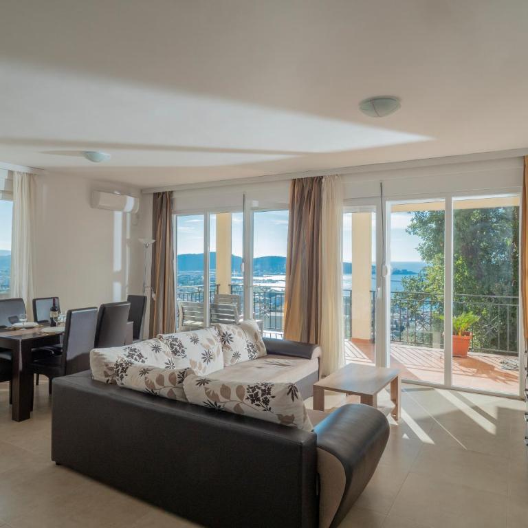 Berg Apartments - Two-Bedroom Apartment with Terrace and Sea View - 34
