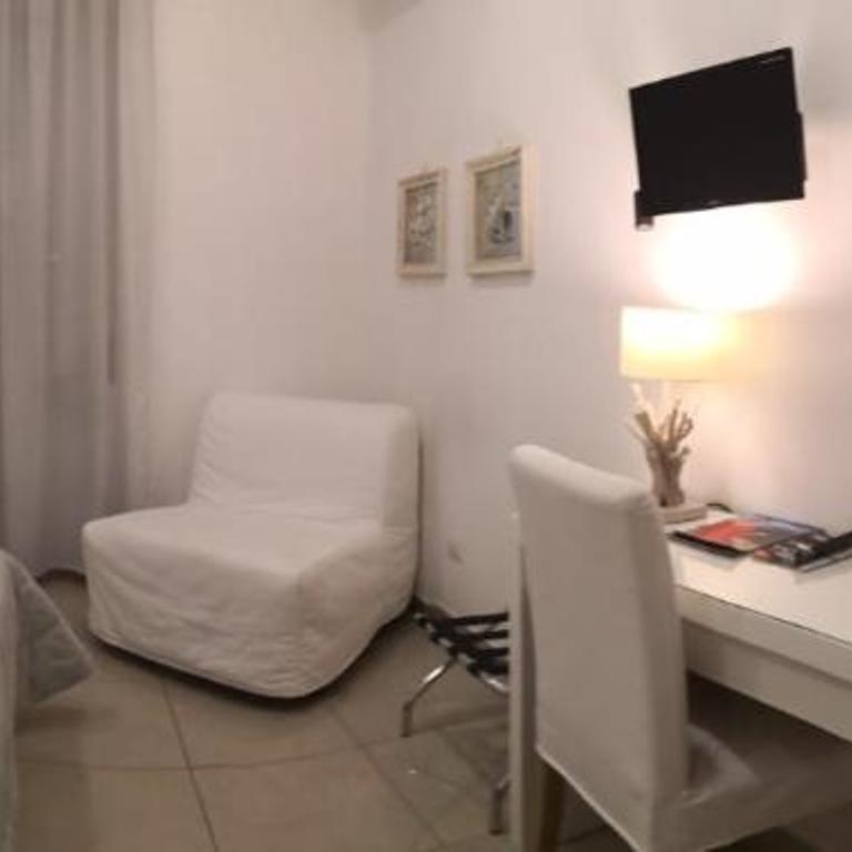Guantai 30 - Camera Matrimoniale (2 Adulti + 1 Bambino) - 7