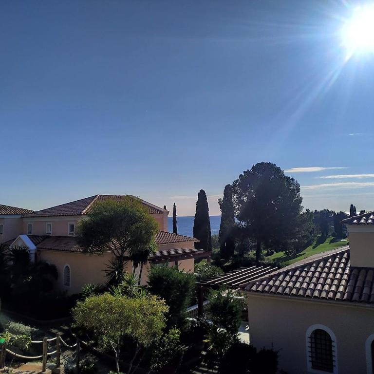 Garden level for 5 people with sea view - Villa - 85