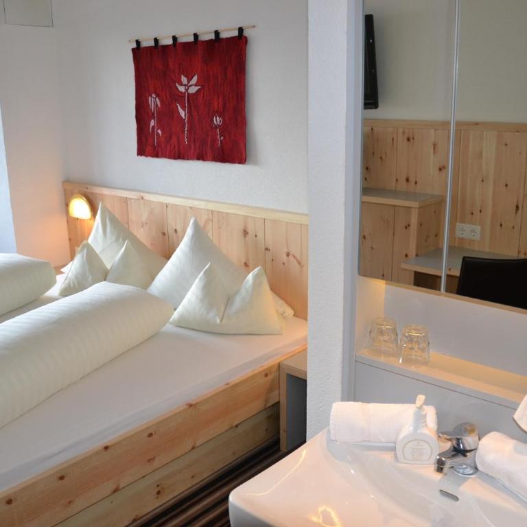 Hotel Alpina nature-wellness - Doppelzimmer mit Bergblick - 2
