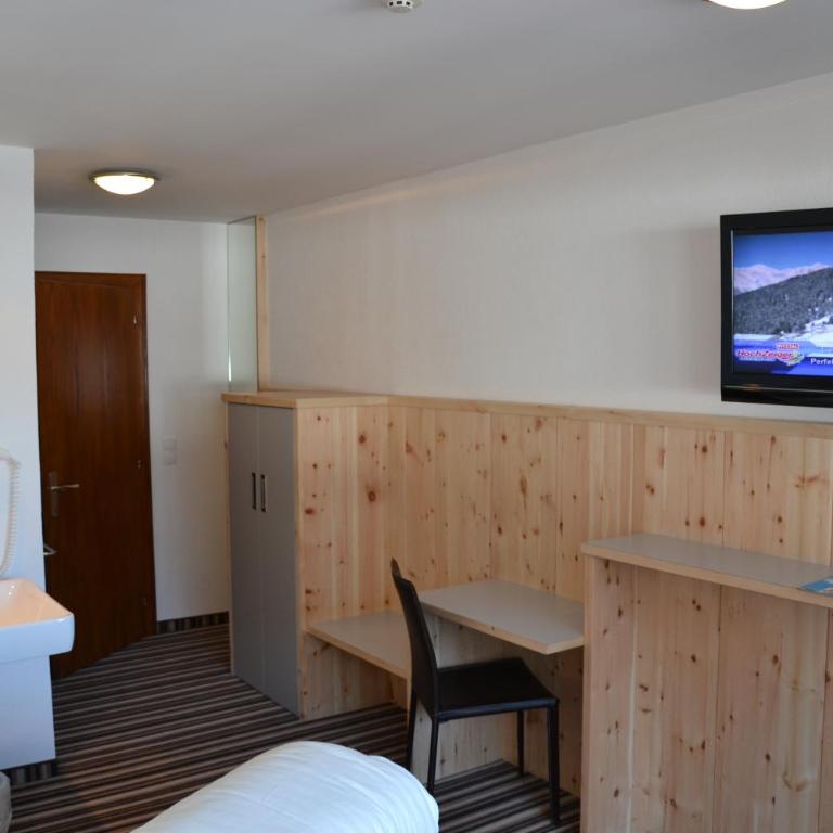 Hotel Alpina nature-wellness - Doppelzimmer mit Bergblick - 5