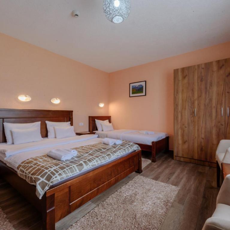 Hotel Zlatni bor - Triple Room with Mountain View - 4