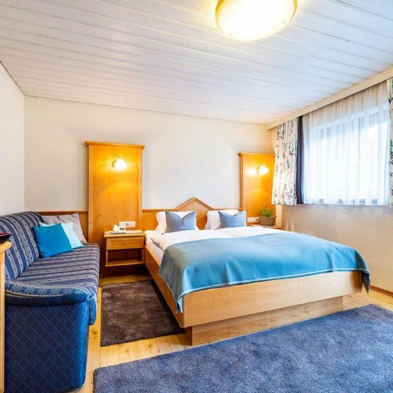 Sportpension Bergblick - Dreibettzimmer mit Balkon - 12