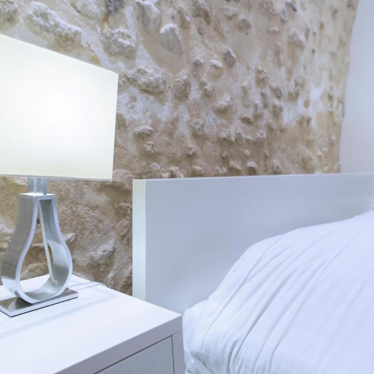 Ausone Beautiful loft apartment in historical center + terrace and parking - 4 Stars Apartment with Parking - 16