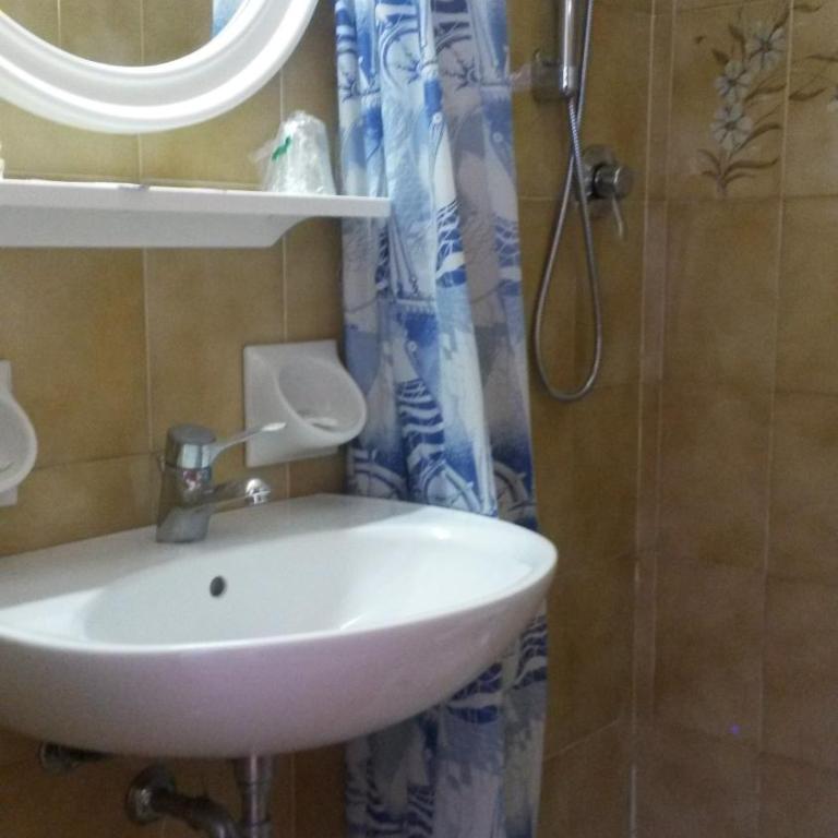 Hotel Augusta Garnì - Camera Matrimoniale/Doppia con Letti Singoli con Balcone - 16