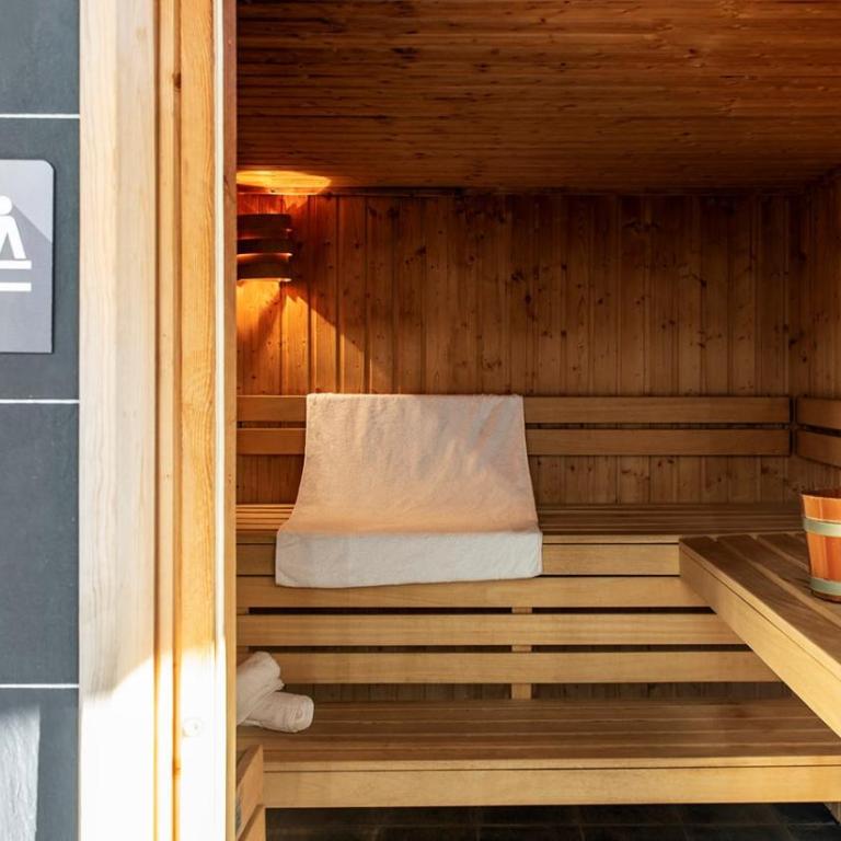 Vue panoramique sur les montagnes plein Sud - T2 Skis aux pieds, Piscine & Spa - Appartement 1 Chambre - 23