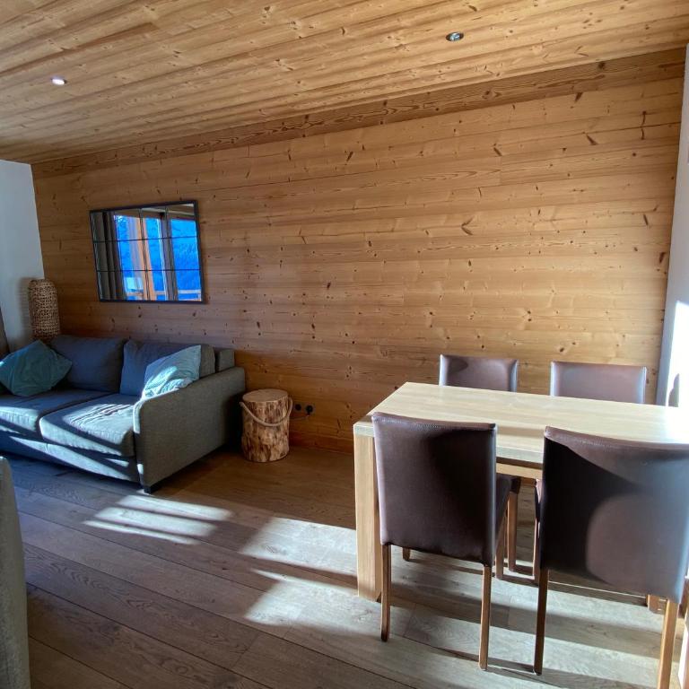 Vue panoramique sur les montagnes plein Sud - T2 Skis aux pieds, Piscine & Spa - Appartement 1 Chambre - 25
