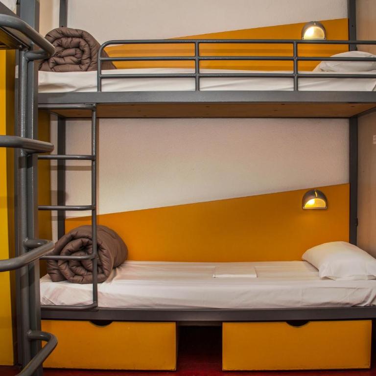 Auberge de Jeunesse HI Nice Les Camélias - Room with 2 bunk beds with Ensuite Shower – Shared Toilets - 2