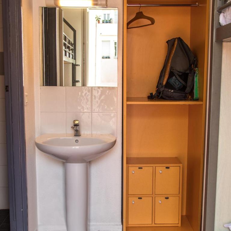 Auberge de Jeunesse HI Nice Les Camélias - Room with 2 bunk beds with Ensuite Shower – Shared Toilets - 4