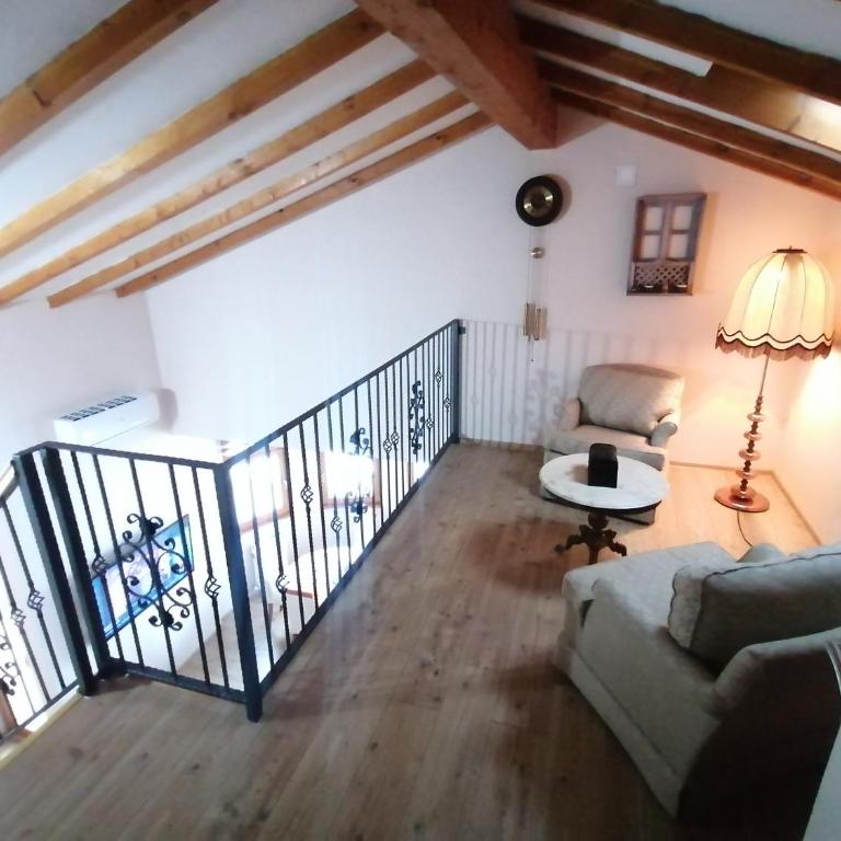 Rooms Delux Sarajevo - Dvokrevetna Soba sa Bračnim Krevetom i Balkonom (2 Odrasle Osobe + 1 Dete) - 1