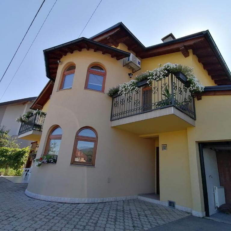 Rooms Delux Sarajevo - Dvokrevetna Soba sa Bračnim Krevetom i Balkonom (2 Odrasle Osobe + 1 Dete) - 11