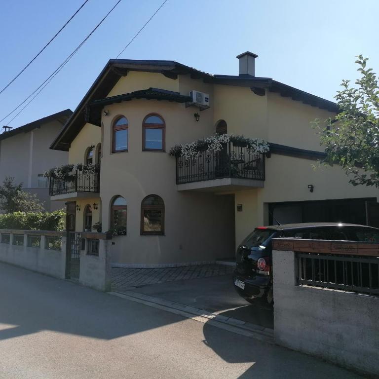 Rooms Delux Sarajevo - Dvokrevetna Soba sa Bračnim Krevetom i Balkonom (2 Odrasle Osobe + 1 Dete) - 10