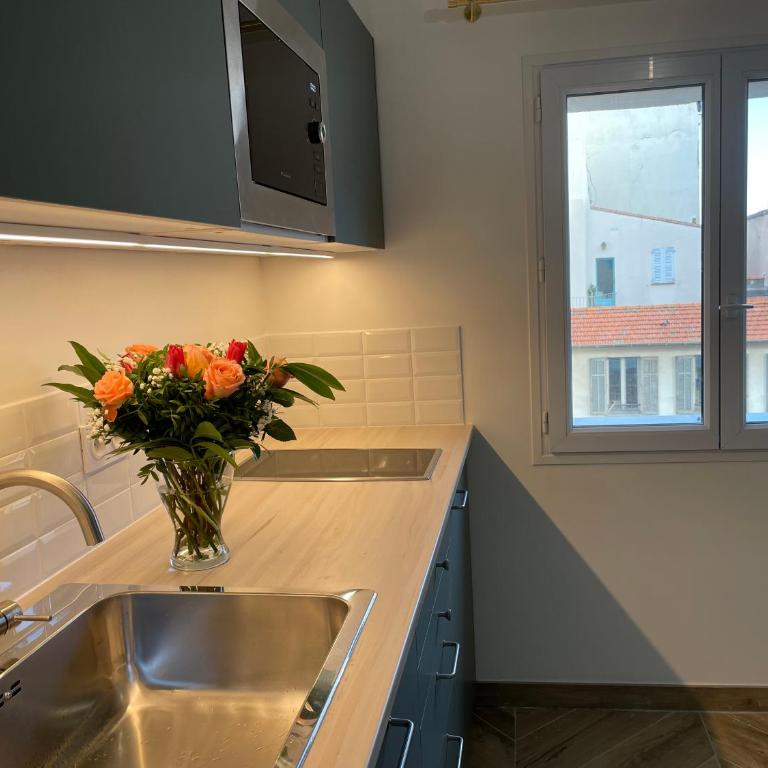 Nice Renting - MASSENA - LOFT - HEART of VIEIL ANTIBES - THE MARKET WITH SEA VIEW - Appartement 1 Chambre - 26