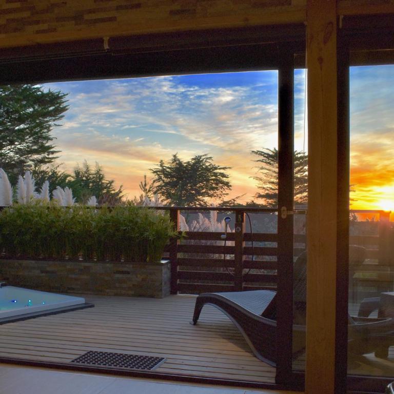 ---- ESCAPADA DE LUJO PARA DOS ---- Casa Boutique Privada - Vistas al Océano - Parrilla y Fogón en Quincho Privado - Insumos desayuno - Tu estadía incluye GRATIS 1 Sesión de Hidromasaje & Cromoterapia bajo las estrellas en Jacuzzi Privado - Villa con vistas al mar - 1