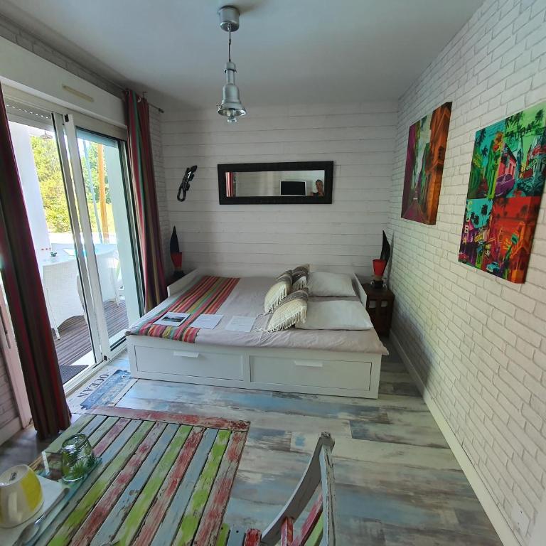 Villa Caraîbes - Chambre Quadruple avec Salle de Bains Commune - 11