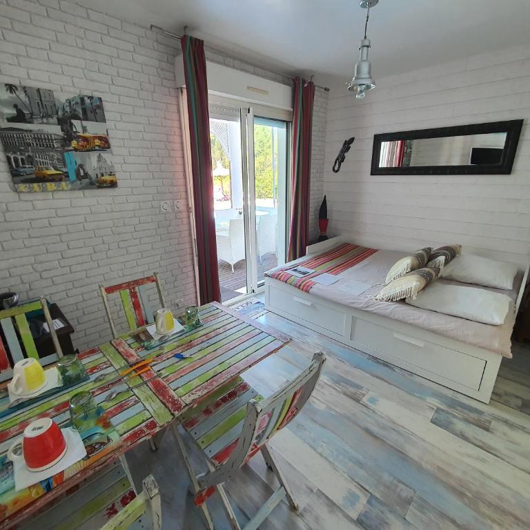 Villa Caraîbes - Chambre Quadruple avec Salle de Bains Commune - 13