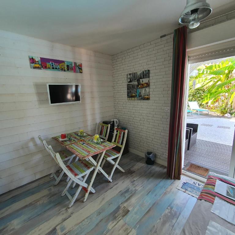Villa Caraîbes - Chambre Quadruple avec Salle de Bains Commune - 12