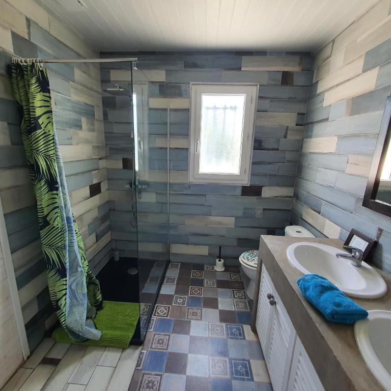 Villa Caraîbes - Chambre Quadruple avec Salle de Bains Commune - 14