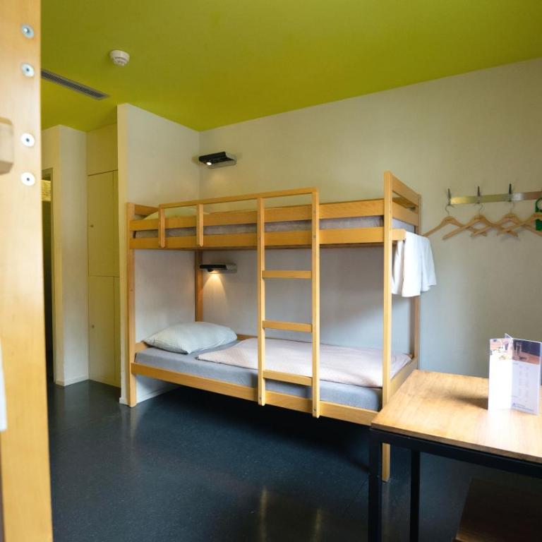 Zermatt Youth Hostel - Vierbettzimmer mit eigenem Bad - 2