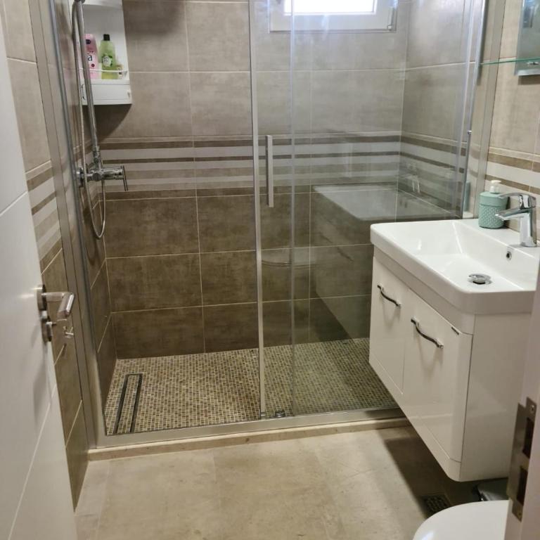 Apartmani Niksic - One-Bedroom Apartment with Sea View and Balcony - 4