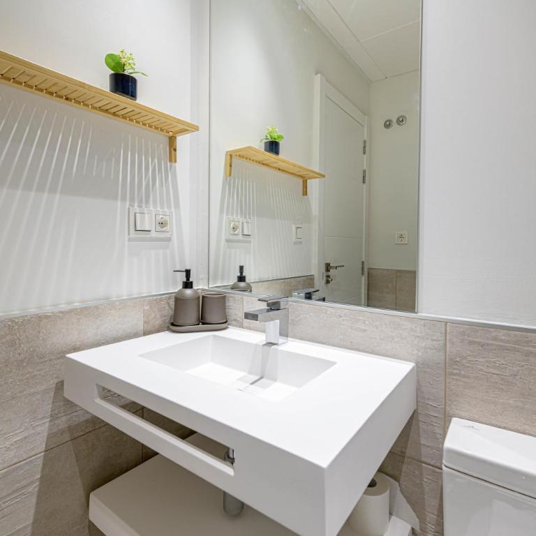 WintowinRentals Plaza del Teatro Malaga Historic Center & free parking - Apartamento de 3 dormitorios - 52