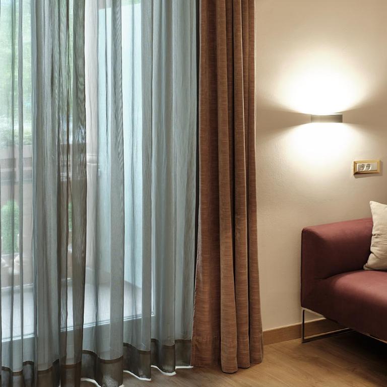 Windsor Merano Hotel & Suites - Camera Matrimoniale Deluxe con Vista Fiume e Balcone - 7