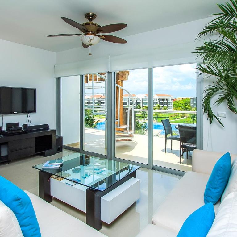 Luxury Condos at Mareazul Beachfront Complex with Resort-Style Amenities - Apartamento con vistas al mar - 1