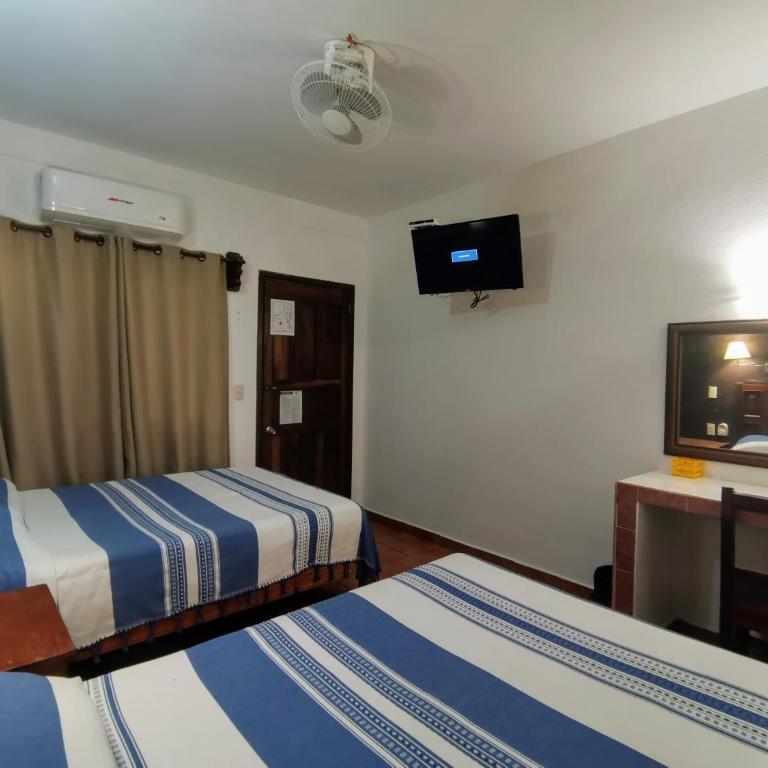 Hotel Hortencia - Deluxe Double Room with Two Double Beds - 2