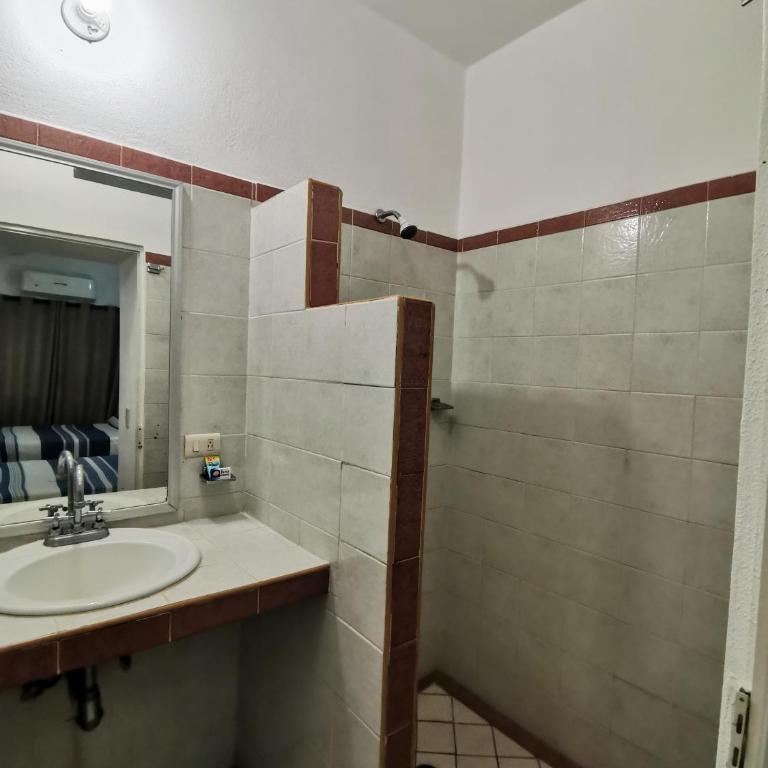 Hotel Hortencia - Deluxe Double Room with Two Double Beds - 5