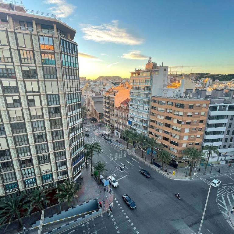 Amplio apartamento en pleno corazón de Alicante - Three-Bedroom Apartment - 35