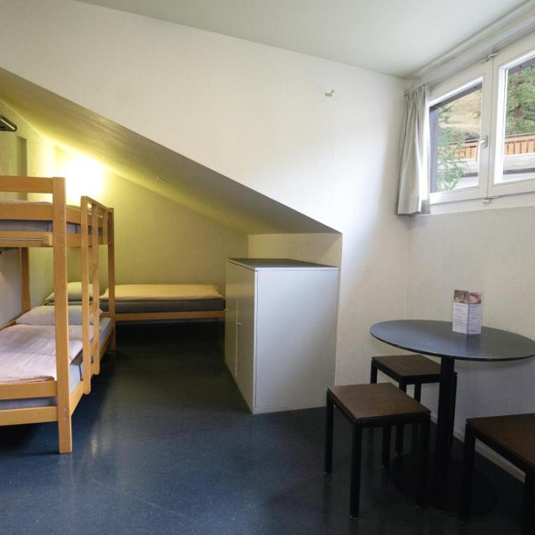 Zermatt Youth Hostel - Bett im 8-Bett-Schlafsaal - 1