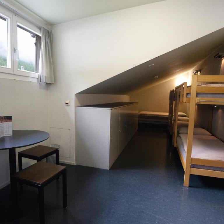 Zermatt Youth Hostel - Bett im 8-Bett-Schlafsaal - 2