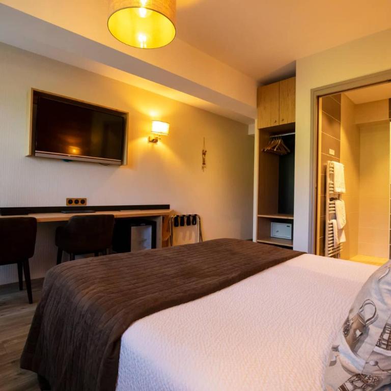 Logis Le Vernay - Chambre Double Supérieure avec Terrasse - 4