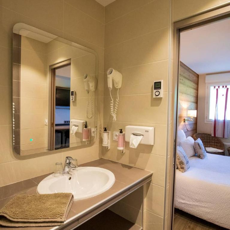 Logis Le Vernay - Chambre Double Supérieure avec Terrasse - 3