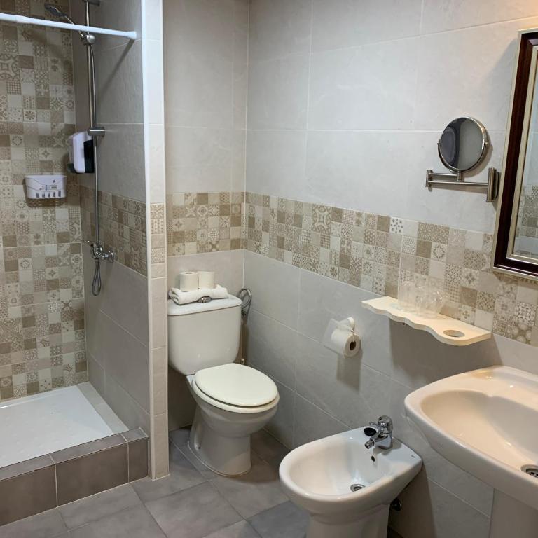 Hotel Alquimia Cadiz - Habitación Triple con baño privado - 2