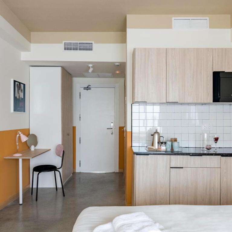 Bob W Madrid Chueca - Original Studio - Kitchenette - City View - 10