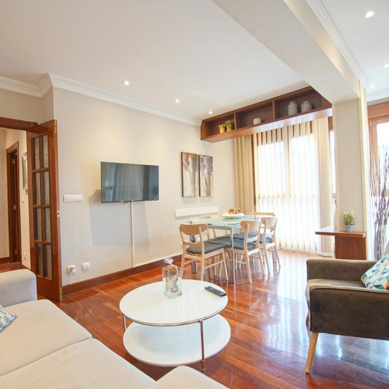 Piso Grande y Luminoso en el Casco Viejo de Bilbao - Three-Bedroom Apartment - 2