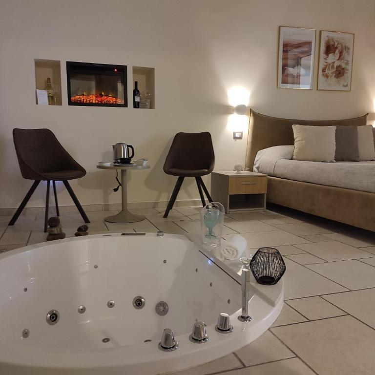 Lux Suite - Suite with Hot Tub - 1
