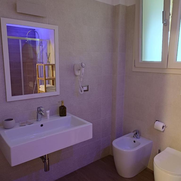 Lux Suite - Suite with Hot Tub - 33
