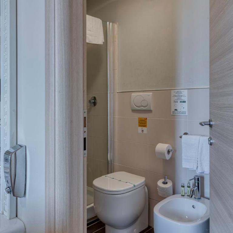 Hotel Fiera Di Brescia - Camera Matrimoniale con Vasca Idromassaggio - 9