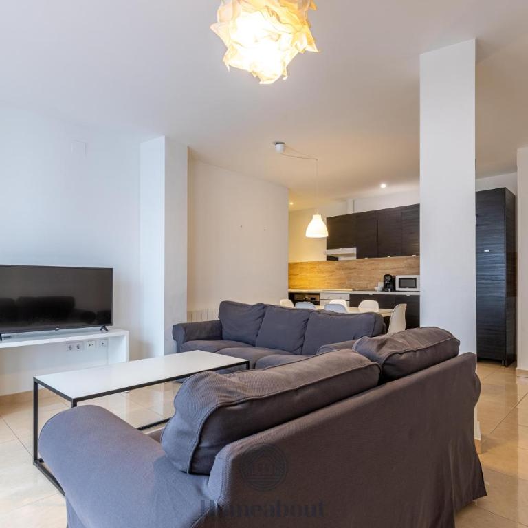 FUN BUILDING APARTMENTS by HOMEABOUT - Standard 3BR & ensuite 3BT & Private Yard - 1
