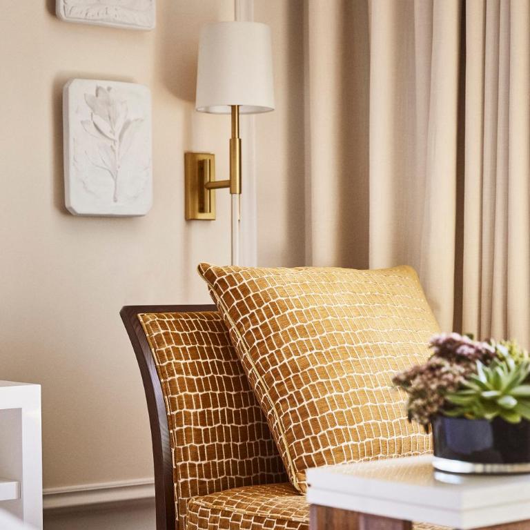 Four Seasons Hotel Madrid - Suite con cama extragrande y patio - 3